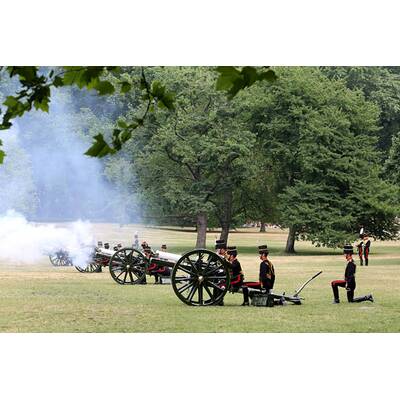 41 Salutschüsse zu Ehren des kleinen Prinzen