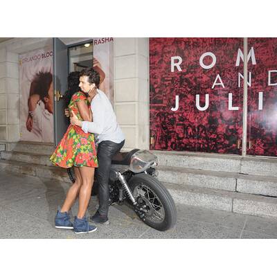 Orlando Bloom küsst fremd