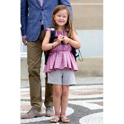 Prinzessin Isabella trägt stolz ihre Schultasche