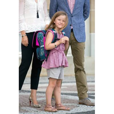 Prinzessin Isabella trägt stolz ihre Schultasche