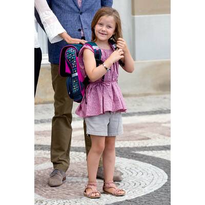 Prinzessin Isabella trägt stolz ihre Schultasche