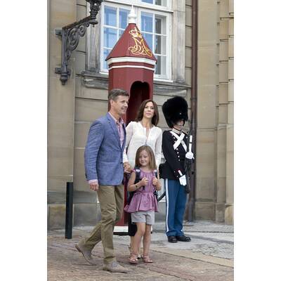 Prinzessin Isabella trägt stolz ihre Schultasche