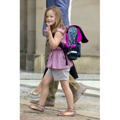 Prinzessin Isabella trägt stolz ihre Schultasche