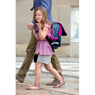 Prinzessin Isabella trägt stolz ihre Schultasche