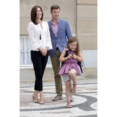 Prinzessin Isabella trägt stolz ihre Schultasche