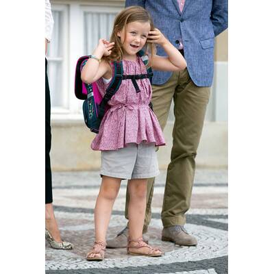 Prinzessin Isabella trägt stolz ihre Schultasche