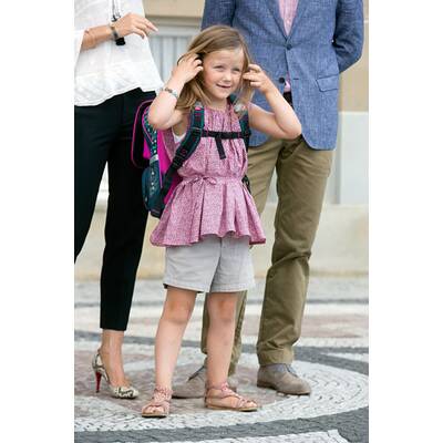 Prinzessin Isabella trägt stolz ihre Schultasche