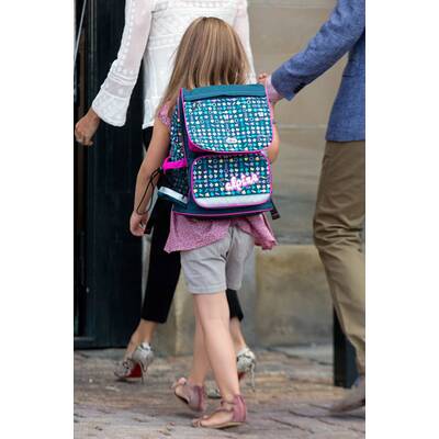 Prinzessin Isabella trägt stolz ihre Schultasche