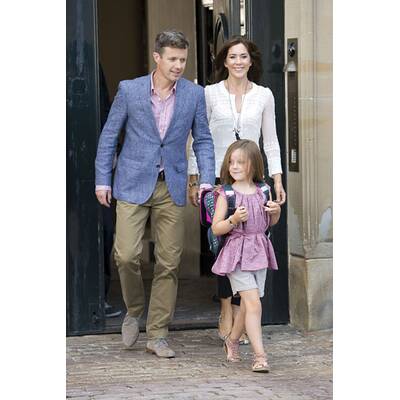 Prinzessin Isabella trägt stolz ihre Schultasche