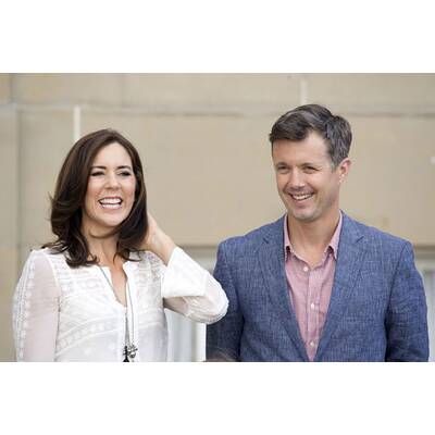 Prinzessin Isabella trägt stolz ihre Schultasche