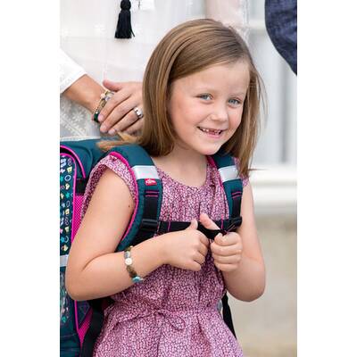 Prinzessin Isabella trägt stolz ihre Schultasche