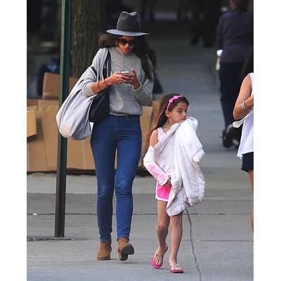 Suri Cruise mit rosa Gips
