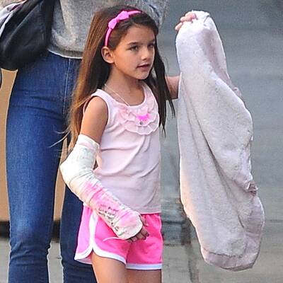 Suri Cruise mit rosa Gips