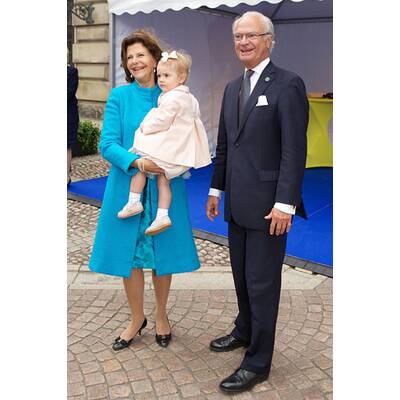 Prinzessin Estelle jubelt ihrem Opa zu