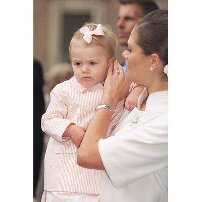 Prinzessin Estelle jubelt ihrem Opa zu