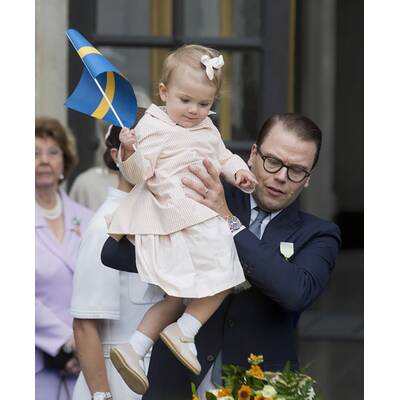 Prinzessin Estelle jubelt ihrem Opa zu