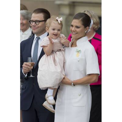 Prinzessin Estelle jubelt ihrem Opa zu