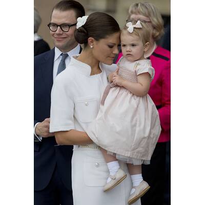 Prinzessin Estelle jubelt ihrem Opa zu