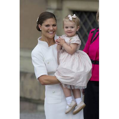 Prinzessin Estelle jubelt ihrem Opa zu