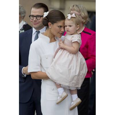 Prinzessin Estelle jubelt ihrem Opa zu