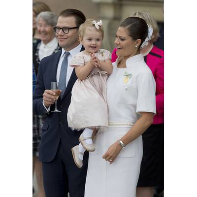 Prinzessin Estelle jubelt ihrem Opa zu