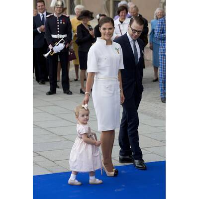 Prinzessin Estelle jubelt ihrem Opa zu