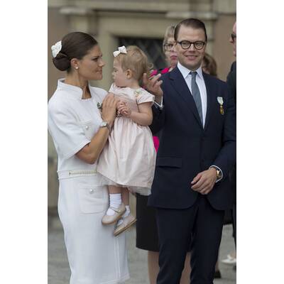 Prinzessin Estelle jubelt ihrem Opa zu