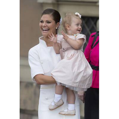 Prinzessin Estelle jubelt ihrem Opa zu