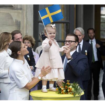 Prinzessin Estelle jubelt ihrem Opa zu