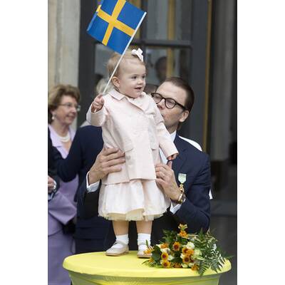 Prinzessin Estelle jubelt ihrem Opa zu