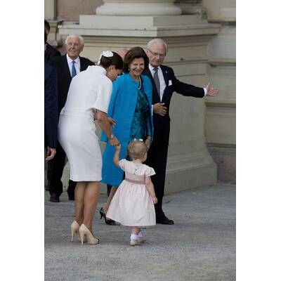 Prinzessin Estelle jubelt ihrem Opa zu