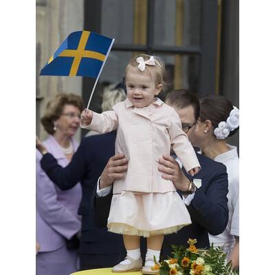 Prinzessin Estelle jubelt ihrem Opa zu