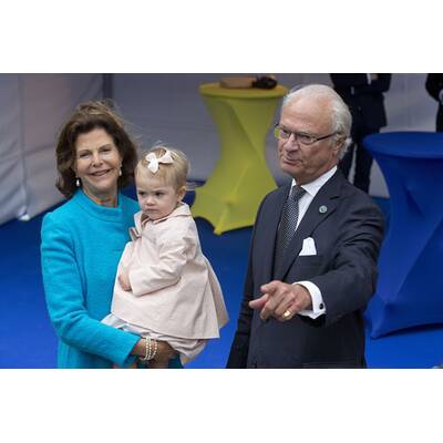 Prinzessin Estelle jubelt ihrem Opa zu