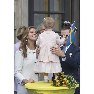 Prinzessin Estelle jubelt ihrem Opa zu
