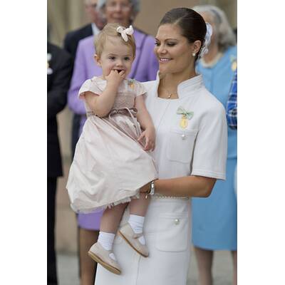 Prinzessin Estelle jubelt ihrem Opa zu