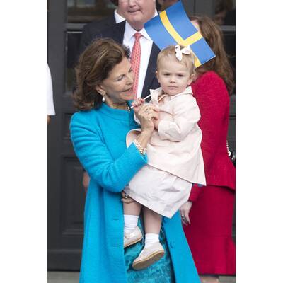 Prinzessin Estelle jubelt ihrem Opa zu