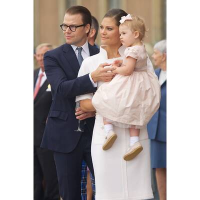 Prinzessin Estelle jubelt ihrem Opa zu