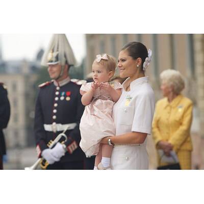 Prinzessin Estelle jubelt ihrem Opa zu