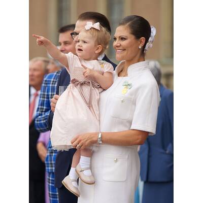 Prinzessin Estelle jubelt ihrem Opa zu