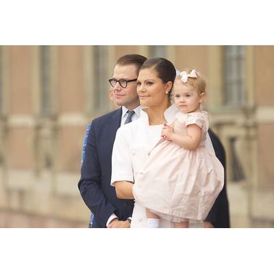 Prinzessin Estelle jubelt ihrem Opa zu