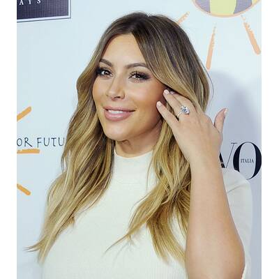 Kim ist stolz auf ihren dicken Klunker