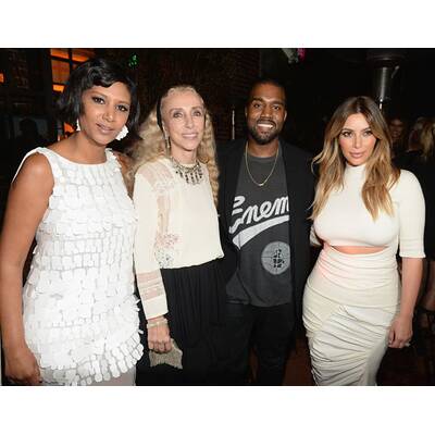 Kim ist stolz auf ihren dicken Klunker