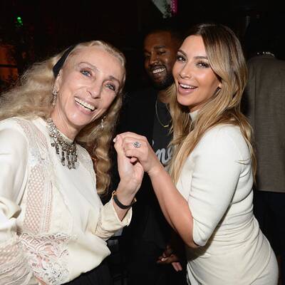 Kim ist stolz auf ihren dicken Klunker