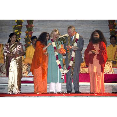 Charles & Camilla bei indischer Aarti Zeremonie
