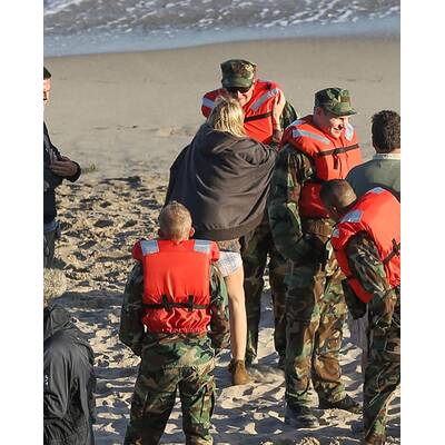 Bradley Cooper & Suki Waterhouse schmusen am Filmset