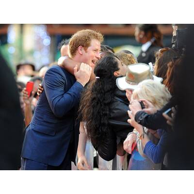 Prinz Harry streichelt Bock und lässt sich umarmen