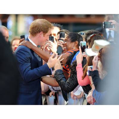 Prinz Harry streichelt Bock und lässt sich umarmen