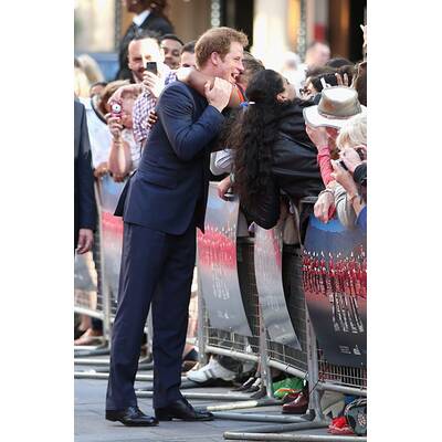 Prinz Harry streichelt Bock und lässt sich umarmen