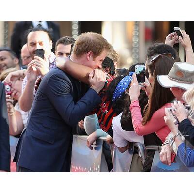 Prinz Harry streichelt Bock und lässt sich umarmen