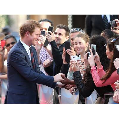 Prinz Harry streichelt Bock und lässt sich umarmen